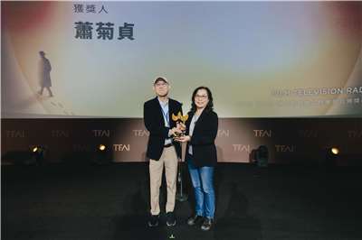 2026楊士琪紀念獎頒給紀錄片導演蕭菊貞（圖右），並由〈蘋果的滋味〉的導演萬仁（圖左）擔任本屆頒獎人。（國家影視聽中心提供）