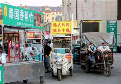 據中國國家統計局公布，中國連續第5個月錄通膨，2月全國居民消費價格(CPI)年增1.3%。圖為山東濟南的攤販。(圖：中央社)