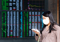 受到中東戰局等因素影響，台股2日一度重挫逾800點。資料照片。