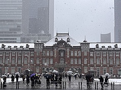 日本氣象廳預測，關東3日起恐下警報級大雪，恐會衝擊交通，要前往觀賞WBC經典賽球迷要特別留意。圖為東京車站前雪景。
