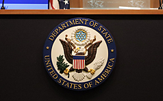 美國務院6日晚間發布聲明指出，國務卿盧比歐（Marco Rubio）以情勢緊急為由，決定不經國會審查程序，立即出售一批軍火給以色列。圖為國務院官方徽章。
