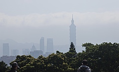 氣象專家提醒，明天(2日)下午起鋒面南下，3日起由北而南易有局部陣雨或雷雨；週末才轉乾冷。圖為台北市圓山遠眺101大樓。