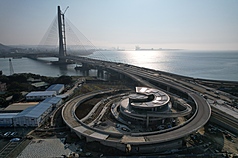 國發會委員會議19日報告2026年公共建設計畫推動情形，今年在能源供應、交通路網均有顯著進展。圖為淡江大橋施工資料照。