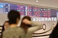 美以聯手對伊朗突襲，引爆中東戰火，台股明天(2日)開市，是否能躲過大跌走勢。國內投顧認為，中東戰火短期仍會對股市形成壓力，但接下來的轉折點就看伊朗新領導人和美國談判結果。圖為台北股市資料照。