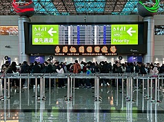 中東戰事波及，由於杜拜是重要交通樞紐，旅行業品保協會今天(1日)表示，包括歐洲團、土西埃團可能會受到影響，民眾須特別留意。圖為桃園機場出境大廳。（桃園國際機場公司提供）