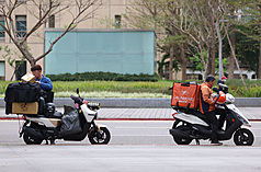 主計總處指出，2月失業率為3.32%，較1月微升0.03個百分點，但仍較去年同月下降0.02個百分點，續創近26年同月新低水準。圖為台北市信義區工作中的送貨人員。