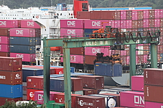 圖為基隆港內堆疊貨櫃。
