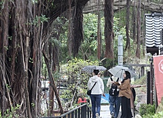 2日各地高溫約26至30度，圖為民眾到台北市中正區戶外活動。資料照片。