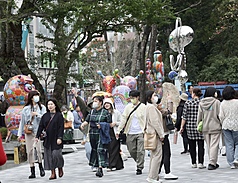 氣象署7日表示，8日白天東北季風稍減弱、氣溫稍回升，西半部低溫約14至16度，未來一週天氣為冷暖交替型態。