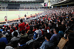 2026台日棒球國際交流賽2月28日在台北大巨蛋舉行，由味全龍隊與日本火腿鬥士隊交手，吸引約1萬7千名球迷進場觀看。資料照片。


