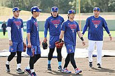 台灣隊1日到日本宮崎SOKKEN棒球場練球備戰，為即將開打的正賽調整狀態，隊長陳傑憲（右2起）、球員張育成、陳晨威、宋晟睿與總教練曾豪駒（右1）結束練習後走下場。