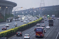 228和平紀念日連續假期收假日，零星路段有壅塞狀況。