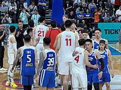 台灣男籃1日在馬尼拉舉行的世界盃男籃亞洲區資格賽，以93比100不敵中國隊。圖為賽後雙方球員握手
及擁抱，展現運動精神。
