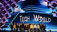 行政院長卓榮泰（前排左5）、嘉義縣長翁章梁（前排右5）、民進黨立委陳冠廷（前排左3）、蔡易餘（前排右4）、王美惠（前排右3）等人1日晚間共同啟動2026台灣燈會TECH WORLD館。