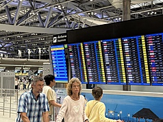 美以聯手空襲伊朗，中東多國關閉領空導致航班大亂，泰國曼谷蘇凡納布機場及其他主要機場有逾百個航班取消，圖為出境大廳航班資訊。
