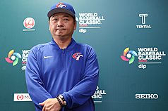 經典賽台灣隊3日在日本宮崎SOKKEN棒球場與日職軟銀鷹隊進行經典賽官辦熱身賽，總教練曾豪駒（圖）賽前受訪透露先發打序將由台美混血好手費柴德（Stuart Fairchild）擔任開路先鋒，搭配2棒李灝宇、3棒陳傑憲、4棒張育成串連起打線。