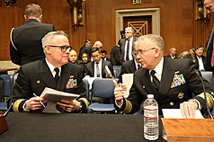 美中經濟暨安全檢討委員會2日舉行「美中海底競爭」聽證會，海軍情報辦公室指揮官布魯克斯（左）與海軍中將塞夫（右）出席。