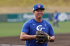 世界棒球經典賽（WBC）台灣隊3日將在日本宮崎SOKKEN棒球場與日職軟銀鷹隊進行官辦熱身賽，圖為台灣隊野手鄭宗哲賽前練習。