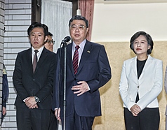 外傳國民黨版的軍購特別條例，擬將行政院版的8年新台幣1.25兆元規模，縮減為3500億元。行政院長卓榮泰(中）3日接受媒體聯訪時說，這是一整套攸關國家安全主權的計畫，國家安全不能打折，不是任由殺價、喊價的。

