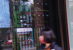 台股3日開高震盪，盤中指數急殺失守5日均線約34989點，指數終場收在最低34323.65點，下跌771.44點，跌幅2.2%。