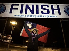 台灣極地超馬好手陳彥博3日在「瑞典拉普蘭185公里不休息極地橫越賽」，以1天19小時3分平安抵達終
點，獲得總成績亞軍、亞洲第一。