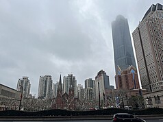 上海中心氣象台監測數據顯示，徐家匯觀測站從2月26日起連續5天日均溫超過攝氏10度，2月26日為上海入春日。圖為3月2日上海地鐵徐家匯站周邊街景，天氣陰雨。

