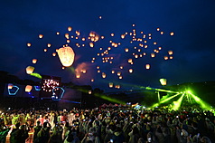 2026新北市平溪天燈節3日在平溪區十分廣場舉行第2場，主燈伴隨著百盞小天燈冉冉升空，在山城夜空中展現溫暖的祈福文化。（新北市新聞局提供）