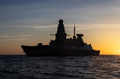 英國國防部3日宣布向東地中海部署45型（Type 45）防空驅逐艦「龍號」（HMS Dragon），以及2架「野貓」多用途直升機，以加強對抗伊朗在中東地區實施的飛彈和無人機攻擊。（英國國防部提供）