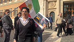 一名伊朗女孩3日在義大利國會前參加快閃活動，她表示希望流亡美國的伊朗末代國王之子芮沙．巴勒維能成為伊朗的新領導人。
