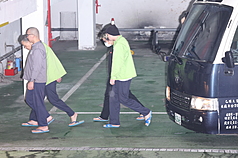 北檢偵辦太子集團洗錢案，依組織犯罪防制條例、洗錢防制法、刑法意圖營利賭博等罪，起訴主嫌陳志等62人、13家公司，緩起訴24人、不起訴1人、通緝3人，並對陳志求處法定最高刑度。圖為台北地檢署4日將9名被告移審台北地方法院。
