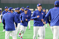 圖為台灣隊4日在日本東京巨蛋練球，隊長陳傑憲（中）跑步暖身。
