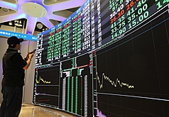 受美以聯手對伊朗發動軍事行動影響，全球金融市場避險情緒攀升，4日收在32,828點，下跌1,494點，跌幅4.35%，累計3天跌點達到2586點，跌幅達7.3%。
