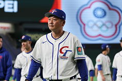 世界棒球經典賽台灣隊4日在東京巨蛋安排練球，總教練曾豪駒出席（前）在場督軍。