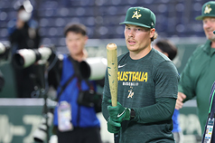 世界棒球經典賽（WBC）澳洲隊陣中有2024年美職選秀狀元巴札納（Travis Bazzana）（圖），他表示非常享受代表國家站上經典賽舞台，也透露與台灣隊費柴德有交集。
