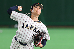 世界棒球經典賽（WBC）C組預賽即將正式開打，比賽前夕，日本隊4日在東京巨蛋積極練球備戰，王牌投手山本由伸（圖）場上練投。