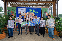 DD
台北文學季起跑記者會（1）
2026台北文學季活動起跑記者會4日在台北客家主題
公園舉行，宣告活動7日開跑，台北市立圖書館長洪
世昌（左2）、文化局副局長陳譽馨（左3）、總策畫
封德屏（左4）、作家劉克襄（右3）等與會來賓合
影。
（台北市文化局提供）
中央社記者邱祖胤傳真　115年3月4日
