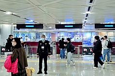 移民署國境事務大隊表示，阿聯酋航空EK-366班機4日暫時復航，下午搭載275名國人及226名外籍人士，共501名旅客返台，移民署特別規劃3個e-Gate專案櫃檯服務歸心似箭的旅客。
