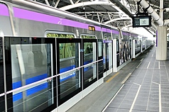 世界棒球經典賽台灣隊5日起正式開戰，桃園大眾捷運公司4日表示，為讓旅客能即時掌握賽況，全線車站啟動「WBC即時賽況跑馬轉播」，將透過車站旅客資訊顯示系統，以跑馬文字同步更新比賽資訊，開賽後每5分鐘更新戰況。
