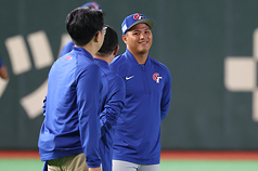 世界棒球經典（WBC）C組預賽5日在東京巨蛋開打，台灣首戰與澳洲交手，效力美職底特律老虎的台
灣隊野手李灝宇（右）賽前確定因傷退賽。
