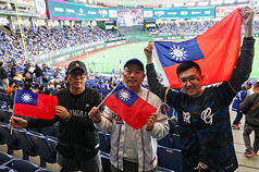 世界棒球經典賽（WBC）C組預賽5日在東京巨蛋開打，台灣隊首戰台灣時間上午11時交手澳洲隊，許多熱血球迷帶著國旗進場為台灣隊應援。
