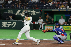 世界棒球經典賽（WBC）C組預賽5日在日本東京巨蛋開打，首戰台灣隊迎戰澳洲隊。澳洲隊柏金斯（左）5局開轟，助隊取得2:0先馳得點。
中央社記者王騰毅東京攝  115年3月5日
