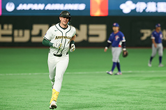 世界棒球經典賽（WBC）C組預賽5日開打，台灣隊首戰迎戰澳洲隊。澳洲隊柏金斯（左）5局開轟，助隊取得2:0領先。
