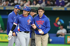 世界棒球經典賽（WBC）C組預賽5日在日本東京巨蛋開打，首戰由台灣隊迎戰澳洲隊。6局上台灣隊長陳傑憲（前左）遭觸身球擊中，在防護員陪同下退場休息。