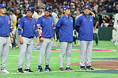 經典賽C組預賽，台灣隊首戰在日本東京巨蛋與澳洲交
手，台灣隊不敵對手吞敗，總教練曾豪駒（右）率教
練團成員在場上列隊致意。