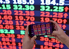 台股經過9日暴跌後，10日早盤強彈，最多上漲逾千點，站回33000點關卡之上。