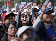 LD
世界棒球經典賽戶外轉播　民眾為球員加油吶喊
2026世界棒球經典賽（WBC）5日上午在日本東京正
式開打，由台灣隊迎戰澳洲隊，台北信義香堤廣場湧
入不少民眾觀賞戶外賽事轉播，熱情為台灣選手們加
油吶喊。
中央社記者趙世勳攝　115年3月5日
