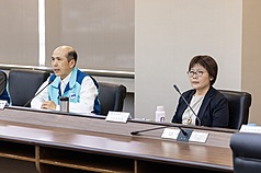 文化部影視及流行音樂產業局長王淑芳（右）、勞動部職業安全衛生署長林毓堂（左）5日主持「如何提升影視業職場安全衛生研商會議」，邀集公協會、業界代表、各縣市政府文化局及勞檢單位等共同研商。
（文化部提供） 