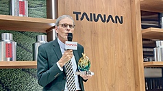 綠色目的地基金會創辦人、荷蘭學者沙爾曼獲觀光署特別貢獻獎，授獎儀式5日在全球最大旅展柏林國際旅展台灣館舉行。沙爾曼致詞表示，永續旅遊必須建立在自由民主與人權基礎上。