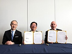 在經濟部產業發展署支持下，工研院產業服務中心執行長陳立偉（中）5日在倫敦，與英國規模最大的航
太產業協會ADS Group太空項目主任威廉斯（右）簽署合作備忘錄，由駐英國代表姚金祥（左）見證。

