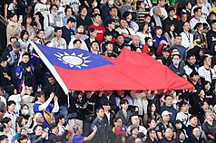 LF
WBC預賽台日戰登場　觀眾席拉開中華民國國旗
2026世界棒球經典賽（WBC）C組預賽台日大戰6日
晚間在東京巨蛋登場，場內觀眾席湧入大量台灣球
迷，有人拉開巨幅中華民國國旗，為台灣隊全力加
油。
中央社記者王騰毅攝　115年3月6日
